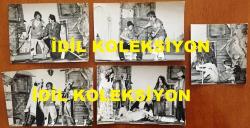 NEJAT UYGUR'UN ORİJİNAL 5'Lİ FOTOĞRAF SETİ - 18 x 12 cm, 16 x 12 cm ve 12 x 11 cm EBADINDA 5 ADET FOTOĞRAF - SİYAH & BEYAZ - TİYATRO SAHNESİNDE NEJAT UYGUR, NECLA UYGUR, BURHAN İNCE, LEYLA İNCE, BAHRİ BEYAT ve TARIK KESMEN'İN BİRLİKTE OYNADIKLARI ANLARDAN 5 FARKLI KARE