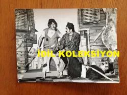 NEJAT UYGUR'UN ORİJİNAL 5'Lİ FOTOĞRAF SETİ - 18 x 12 cm, 16 x 12 cm ve 12 x 11 cm EBADINDA 5 ADET FOTOĞRAF - SİYAH & BEYAZ - TİYATRO SAHNESİNDE NEJAT UYGUR, NECLA UYGUR, BURHAN İNCE, LEYLA İNCE, BAHRİ BEYAT ve TARIK KESMEN'İN BİRLİKTE OYNADIKLARI ANLARDAN 5 FARKLI KARE