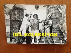 NEJAT UYGUR'UN ORİJİNAL 5'Lİ FOTOĞRAF SETİ - 18 x 12 cm, 16 x 12 cm ve 12 x 11 cm EBADINDA 5 ADET FOTOĞRAF - SİYAH & BEYAZ - TİYATRO SAHNESİNDE NEJAT UYGUR, NECLA UYGUR, BURHAN İNCE, LEYLA İNCE, BAHRİ BEYAT ve TARIK KESMEN'İN BİRLİKTE OYNADIKLARI ANLARDAN 5 FARKLI KARE