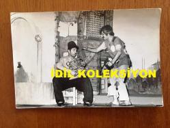 NEJAT UYGUR'UN ORİJİNAL 5'Lİ FOTOĞRAF SETİ - 18 x 12 cm, 16 x 12 cm ve 12 x 11 cm EBADINDA 5 ADET FOTOĞRAF - SİYAH & BEYAZ - TİYATRO SAHNESİNDE NEJAT UYGUR, NECLA UYGUR, BURHAN İNCE, LEYLA İNCE, BAHRİ BEYAT ve TARIK KESMEN'İN BİRLİKTE OYNADIKLARI ANLARDAN 5 FARKLI KARE