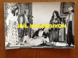 NEJAT UYGUR'UN ORİJİNAL 5'Lİ FOTOĞRAF SETİ - 18 x 12 cm, 16 x 12 cm ve 12 x 11 cm EBADINDA 5 ADET FOTOĞRAF - SİYAH & BEYAZ - TİYATRO SAHNESİNDE NEJAT UYGUR, NECLA UYGUR, BURHAN İNCE, LEYLA İNCE, BAHRİ BEYAT ve TARIK KESMEN'İN BİRLİKTE OYNADIKLARI ANLARDAN 5 FARKLI KARE