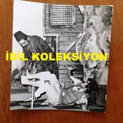 NEJAT UYGUR'UN ORİJİNAL 5'Lİ FOTOĞRAF SETİ - 18 x 12 cm, 16 x 12 cm ve 12 x 11 cm EBADINDA 5 ADET FOTOĞRAF - SİYAH & BEYAZ - TİYATRO SAHNESİNDE NEJAT UYGUR, NECLA UYGUR, BURHAN İNCE, LEYLA İNCE, BAHRİ BEYAT ve TARIK KESMEN'İN BİRLİKTE OYNADIKLARI ANLARDAN 5 FARKLI KARE