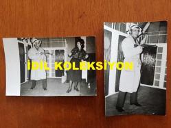 NEJAT UYGUR'UN ORİJİNAL 2'Lİ FOTOĞRAF SETİ - 18 x 12 cm EBADINDA 2 ADET FOTOĞRAF - SİYAH & BEYAZ - SİLAHLI GANGSTER ROLÜYLE TİYATRO SAHNESİNDE OYNAYAN NEJAT UYGUR ve EŞİ NECLA UYGUR'UN DA YER ALDIĞI 2 FARKLI KARE, 7 MART 1984