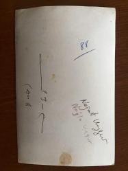 NEJAT UYGUR'UN ORİJİNAL 2'Lİ FOTOĞRAF SETİ - 18 x 12 cm EBADINDA 2 ADET FOTOĞRAF - SİYAH & BEYAZ - SİLAHLI GANGSTER ROLÜYLE TİYATRO SAHNESİNDE OYNAYAN NEJAT UYGUR ve EŞİ NECLA UYGUR'UN DA YER ALDIĞI 2 FARKLI KARE, 7 MART 1984