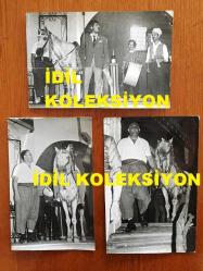 NEJAT UYGUR'UN ORİJİNAL 3'LÜ FOTOĞRAF SETİ - 18 x 12 cm EBADINDA 3 ADET FOTOĞRAF - SİYAH & BEYAZ - NEJAT UYGUR'UN TİYATRO SAHNESİNE BİR KIR ATLA BİRLİKTE ÇIKTIĞI ANLARDAN 3 FARKLI KARE, 1 AĞUSTOS 1973