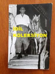 NEJAT UYGUR'UN ORİJİNAL 3'LÜ FOTOĞRAF SETİ - 18 x 12 cm EBADINDA 3 ADET FOTOĞRAF - SİYAH & BEYAZ - NEJAT UYGUR'UN TİYATRO SAHNESİNE BİR KIR ATLA BİRLİKTE ÇIKTIĞI ANLARDAN 3 FARKLI KARE, 1 AĞUSTOS 1973