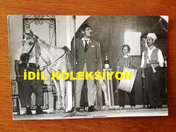 NEJAT UYGUR'UN ORİJİNAL 3'LÜ FOTOĞRAF SETİ - 18 x 12 cm EBADINDA 3 ADET FOTOĞRAF - SİYAH & BEYAZ - NEJAT UYGUR'UN TİYATRO SAHNESİNE BİR KIR ATLA BİRLİKTE ÇIKTIĞI ANLARDAN 3 FARKLI KARE, 1 AĞUSTOS 1973