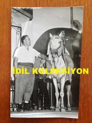 NEJAT UYGUR'UN ORİJİNAL 3'LÜ FOTOĞRAF SETİ - 18 x 12 cm EBADINDA 3 ADET FOTOĞRAF - SİYAH & BEYAZ - NEJAT UYGUR'UN TİYATRO SAHNESİNE BİR KIR ATLA BİRLİKTE ÇIKTIĞI ANLARDAN 3 FARKLI KARE, 1 AĞUSTOS 1973