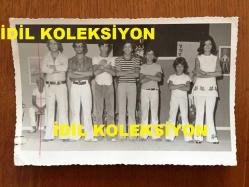 NEJAT UYGUR ve EŞİ NECLA UYGUR TARAFINDAN ISLAK İMZALI ORİJİNAL 3'LÜ AİLE FOTOĞRAFI SETİ - 17 x 11 cm EBADINDA 3 ADET FOTOĞRAF - SİYAH & BEYAZ - NEJAT UYGUR'UN FOTOĞRAFLARIN ARKALARINA BİZZAT EL YAZISI İLE NOT YAZIP İMZALADIĞI 3 ADET AİLE FOTOĞRAFI - NEJAT UYGUR, NECLA UYGUR, SÜHEYL UYGUR, BEHZAT UYGUR, AHMET UYGUR, SÜHA UYGUR ve KEMAL UYGUR - SAHNEDE ÇELENKİN ÖNÜNE ''BABAMIZA'' NOTU İLE İTHAF YAPTIKLARI ve TOPLUCA AİLE FOTOĞRAFI ÇEKTİRDİKLERİ UNUTUMLAZ ANLARDAN 3 ÖZEL KARE - HER FOTOĞRAFIN ARKASINDA NEJAT UYGUR'UN EL YAZISI İLE YAZILI NOTU VE İMZASI VE DE AİLE FOTOĞRAFININ ARKASINDA EŞİ NECLA UYGUR'LA BİRLİKTE MÜŞTEREK İMZA BULUNMAKTADIR - ''BEN, OĞLUM, KARIM ve AİLEM AYRILIYOR DİYENLER KULAĞINA KINA YAPSINLAR''