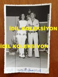 NEJAT UYGUR ve EŞİ NECLA UYGUR TARAFINDAN ISLAK İMZALI ORİJİNAL 3'LÜ AİLE FOTOĞRAFI SETİ - 17 x 11 cm EBADINDA 3 ADET FOTOĞRAF - SİYAH & BEYAZ - NEJAT UYGUR'UN FOTOĞRAFLARIN ARKALARINA BİZZAT EL YAZISI İLE NOT YAZIP İMZALADIĞI 3 ADET AİLE FOTOĞRAFI - NEJAT UYGUR, NECLA UYGUR, SÜHEYL UYGUR, BEHZAT UYGUR, AHMET UYGUR, SÜHA UYGUR ve KEMAL UYGUR - SAHNEDE ÇELENKİN ÖNÜNE ''BABAMIZA'' NOTU İLE İTHAF YAPTIKLARI ve TOPLUCA AİLE FOTOĞRAFI ÇEKTİRDİKLERİ UNUTUMLAZ ANLARDAN 3 ÖZEL KARE - HER FOTOĞRAFIN ARKASINDA NEJAT UYGUR'UN EL YAZISI İLE YAZILI NOTU VE İMZASI VE DE AİLE FOTOĞRAFININ ARKASINDA EŞİ NECLA UYGUR'LA BİRLİKTE MÜŞTEREK İMZA BULUNMAKTADIR - ''BEN, OĞLUM, KARIM ve AİLEM AYRILIYOR DİYENLER KULAĞINA KINA YAPSINLAR''