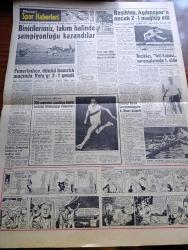Hürriyet Gazetesi - 8 Ağustos 1960 - Sabıkların Sorgusu 20 Ağustos'ta Bitirilecek - Maden Asansörünün Teli Koptu Beş Ölü Var - Refik Koraltan'ın Oğlu Askere Alındı - Kıbrıs'ta Müfrit Rumlar Bozgunculuğa Hazırlanıyor - Fidel Castro 3 Saat 20 Dakika Konuştu - Elvis Presley de Harp Hazırlıyormuş - Tiyatroda Cinayet - Köylüleri Aydınlatma Faaliyeti Devam Ediyor - İsimsiz Kadın Aşk Ve His Romanı Yazan Theresa Drake Yazı Dizisi - Dedektif Nik'in Maceraları Çizgi Roman - Hürrem Sultan Yazan Feridun Fazıl Tülbentçi Yazı Dizisi - Sancılı Toprak Cezayir Yazı ve Resimler Tahsin Öztin Yazı Dizisi - Mukaddes Sır Aşk Ve Macera Romanı Çizen Faruk Geç - Fenerbahçe Dünkü Hazırlık Maçında Vefa'yı 3 1 Yendi - Beşiktaş Gül Kupası Yarışmalarında 1. Oldu - İstanbul Kürek Şampiyonluğunu Anadolu Hisarı Kazandı