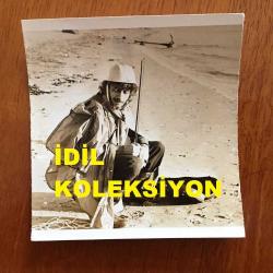 NEJAT UYGUR'UN ORİJİNAL 3'LÜ FOTOĞRAF SETİ - 18 x 12 cm, 12 x 11 ve 18 x 8 cm EBADINDA 3 ADET FOTOĞRAF - SİYAH & BEYAZ - NEJAT UYGUR PLAJDA KEMAN ÇALARKEN ÇEKİLMİŞ 3 FARKLI KARE