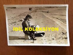 NEJAT UYGUR'UN ORİJİNAL 3'LÜ FOTOĞRAF SETİ - 18 x 12 cm, 12 x 11 ve 18 x 8 cm EBADINDA 3 ADET FOTOĞRAF - SİYAH & BEYAZ - NEJAT UYGUR PLAJDA KEMAN ÇALARKEN ÇEKİLMİŞ 3 FARKLI KARE