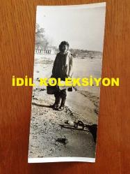 NEJAT UYGUR'UN ORİJİNAL 3'LÜ FOTOĞRAF SETİ - 18 x 12 cm, 12 x 11 ve 18 x 8 cm EBADINDA 3 ADET FOTOĞRAF - SİYAH & BEYAZ - NEJAT UYGUR PLAJDA KEMAN ÇALARKEN ÇEKİLMİŞ 3 FARKLI KARE