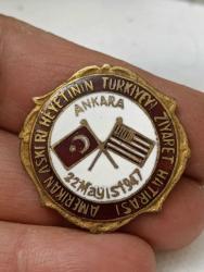 BV8---AMERİKAN ASKERİ HEYETNİN TÜRKİYE ZİYARET HATIRASI MİNELİ YAKA İĞNESİ- ROZET