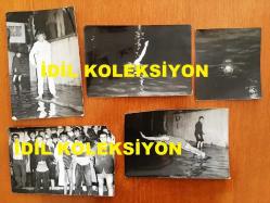 NEJAT UYGUR'UN ORİJİNAL 5'Lİ FOTOĞRAF SETİ - 18 x 12 cm ve 12 x 11 cm EBADINDA 3 ADET FOTOĞRAF - SİYAH & BEYAZ - NEJAT UYGUR HALKIN İZLEYİŞİ ÖNÜNDE GECE AKSARAY GÖLÜNDE YÜZERKEN ÇEKİLMİŞ 5 FARKLI KARE