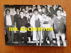 NEJAT UYGUR'UN ORİJİNAL 5'Lİ FOTOĞRAF SETİ - 18 x 12 cm ve 12 x 11 cm EBADINDA 3 ADET FOTOĞRAF - SİYAH & BEYAZ - NEJAT UYGUR HALKIN İZLEYİŞİ ÖNÜNDE GECE AKSARAY GÖLÜNDE YÜZERKEN ÇEKİLMİŞ 5 FARKLI KARE