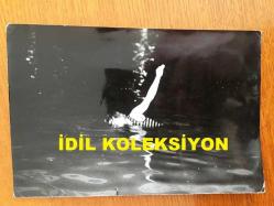 NEJAT UYGUR'UN ORİJİNAL 5'Lİ FOTOĞRAF SETİ - 18 x 12 cm ve 12 x 11 cm EBADINDA 3 ADET FOTOĞRAF - SİYAH & BEYAZ - NEJAT UYGUR HALKIN İZLEYİŞİ ÖNÜNDE GECE AKSARAY GÖLÜNDE YÜZERKEN ÇEKİLMİŞ 5 FARKLI KARE