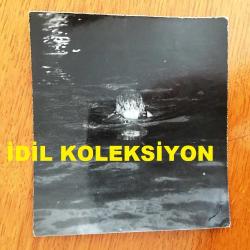 NEJAT UYGUR'UN ORİJİNAL 5'Lİ FOTOĞRAF SETİ - 18 x 12 cm ve 12 x 11 cm EBADINDA 3 ADET FOTOĞRAF - SİYAH & BEYAZ - NEJAT UYGUR HALKIN İZLEYİŞİ ÖNÜNDE GECE AKSARAY GÖLÜNDE YÜZERKEN ÇEKİLMİŞ 5 FARKLI KARE