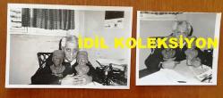 NEJAT UYGUR'UN ORİJİNAL 2'Lİ FOTOĞRAF SETİ - 18 x 12 cm ve 12 x 11 cm EBADINDA 2 ADET FOTOĞRAF - SİYAH & BEYAZ - NEJAT UYGUR MASASINDA İSMAİL HAKKI DÜMBÜLLÜ'NÜN 2 KÜÇÜK HEYKELİYLE POZ VERİRKEN ÇEKİLMİŞ 2 FARKLI KARE
