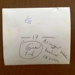 NEJAT UYGUR'UN ORİJİNAL 2'Lİ FOTOĞRAF SETİ - 18 x 12 cm ve 14 x 12 cm EBADINDA 2 ADET FOTOĞRAF - SİYAH & BEYAZ - NEJAT UYGUR SEYİRCİLERİN ÖNÜNDE MERASİMLE SAKALINI TRAŞ ETTİRİRKEN ÇEKİLMİŞ 2 FARKLI KARE, 24 NİSAN 1974