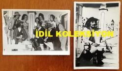 NEJAT UYGUR'UN ORİJİNAL 2'Lİ FOTOĞRAF SETİ - 18 x 12 cm EBADINDA 2 ADET FOTOĞRAF - SİYAH & BEYAZ - NEJAT UYGUR KOVBOY KIYAFETLERİ GİYİNMİŞ ŞEKLİDE EŞİ NECLA UYGUR ve DİĞER TİYATRO ARKADAŞLARIYLA BİRLİKTE AYNI KAREDE
