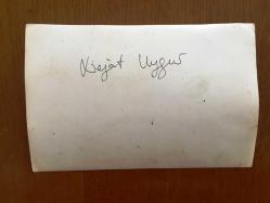 NEJAT UYGUR'UN ORİJİNAL 2'Lİ FOTOĞRAF SETİ - 18 x 12 cm ve 14 x 12 cm EBADINDA 2 ADET FOTOĞRAF - SİYAH & BEYAZ - NEJAT UYGUR KUMSALDA BAŞINDA BARET ve İŞÇİ KIYAFETİYLE SPOR YAPARKEN ve RÖPORTAJ VERİRKEN ÇEKİLMİŞ 2 FARKLI KARE