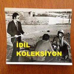 NEJAT UYGUR'UN ORİJİNAL 2'Lİ FOTOĞRAF SETİ - 18 x 12 cm ve 14 x 12 cm EBADINDA 2 ADET FOTOĞRAF - SİYAH & BEYAZ - NEJAT UYGUR KUMSALDA BAŞINDA BARET ve İŞÇİ KIYAFETİYLE SPOR YAPARKEN ve RÖPORTAJ VERİRKEN ÇEKİLMİŞ 2 FARKLI KARE