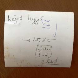 NEJAT UYGUR'UN ORİJİNAL 2'Lİ FOTOĞRAF SETİ - 18 x 12 cm ve 14 x 12 cm EBADINDA 2 ADET FOTOĞRAF - SİYAH & BEYAZ - NEJAT UYGUR KUMSALDA BAŞINDA BARET ve İŞÇİ KIYAFETİYLE SPOR YAPARKEN ve RÖPORTAJ VERİRKEN ÇEKİLMİŞ 2 FARKLI KARE