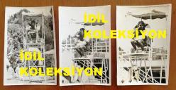 NEJAT UYGUR'UN ORİJİNAL 3'LÜ FOTOĞRAF SETİ - 18 x 12 cm EBADINDA 3 ADET FOTOĞRAF - SİYAH & BEYAZ - NEJAT UYGUR BOYNUNA GEÇİRDİĞİ DENİZ SİMİDİ İLE PLAJDA CANKURTARAN ROLÜ YAPTIĞI ANLARDA ÇEKİLMİŞ 3 FARKLI KARE