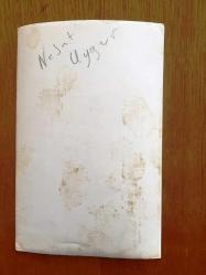 NEJAT UYGUR'UN ORİJİNAL 3'LÜ FOTOĞRAF SETİ - 18 x 12 cm EBADINDA 3 ADET FOTOĞRAF - SİYAH & BEYAZ - NEJAT UYGUR BOYNUNA GEÇİRDİĞİ DENİZ SİMİDİ İLE PLAJDA CANKURTARAN ROLÜ YAPTIĞI ANLARDA ÇEKİLMİŞ 3 FARKLI KARE