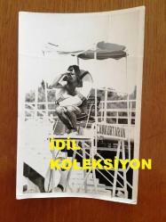 NEJAT UYGUR'UN ORİJİNAL 3'LÜ FOTOĞRAF SETİ - 18 x 12 cm EBADINDA 3 ADET FOTOĞRAF - SİYAH & BEYAZ - NEJAT UYGUR BOYNUNA GEÇİRDİĞİ DENİZ SİMİDİ İLE PLAJDA CANKURTARAN ROLÜ YAPTIĞI ANLARDA ÇEKİLMİŞ 3 FARKLI KARE
