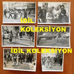NEJAT UYGUR'UN ORİJİNAL 6'LI FOTOĞRAF SETİ - 18 x 12 cm ve 12 x 12 cm EBADINDA 6 ADET FOTOĞRAF - SİYAH & BEYAZ - NEJAT UYGUR BAŞINDA PERUK, SAVAŞÇI KOSTÜMÜ ve KILICIYLA CADDELERDE DOLAŞIP HALKIN ARASINDA YÜRÜRKEN ÇEKİLMİŞ 6 FARKLI KARE, 17 ARALIK 1974