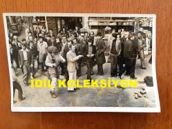 NEJAT UYGUR'UN ORİJİNAL 6'LI FOTOĞRAF SETİ - 18 x 12 cm ve 12 x 12 cm EBADINDA 6 ADET FOTOĞRAF - SİYAH & BEYAZ - NEJAT UYGUR BAŞINDA PERUK, SAVAŞÇI KOSTÜMÜ ve KILICIYLA CADDELERDE DOLAŞIP HALKIN ARASINDA YÜRÜRKEN ÇEKİLMİŞ 6 FARKLI KARE, 17 ARALIK 1974