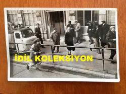 NEJAT UYGUR'UN ORİJİNAL 6'LI FOTOĞRAF SETİ - 18 x 12 cm ve 12 x 12 cm EBADINDA 6 ADET FOTOĞRAF - SİYAH & BEYAZ - NEJAT UYGUR BAŞINDA PERUK, SAVAŞÇI KOSTÜMÜ ve KILICIYLA CADDELERDE DOLAŞIP HALKIN ARASINDA YÜRÜRKEN ÇEKİLMİŞ 6 FARKLI KARE, 17 ARALIK 1974