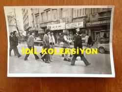 NEJAT UYGUR'UN ORİJİNAL 6'LI FOTOĞRAF SETİ - 18 x 12 cm ve 12 x 12 cm EBADINDA 6 ADET FOTOĞRAF - SİYAH & BEYAZ - NEJAT UYGUR BAŞINDA PERUK, SAVAŞÇI KOSTÜMÜ ve KILICIYLA CADDELERDE DOLAŞIP HALKIN ARASINDA YÜRÜRKEN ÇEKİLMİŞ 6 FARKLI KARE, 17 ARALIK 1974