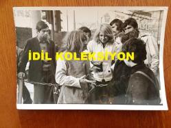 NEJAT UYGUR'UN ORİJİNAL 6'LI FOTOĞRAF SETİ - 18 x 12 cm ve 12 x 12 cm EBADINDA 6 ADET FOTOĞRAF - SİYAH & BEYAZ - NEJAT UYGUR BAŞINDA PERUK, SAVAŞÇI KOSTÜMÜ ve KILICIYLA CADDELERDE DOLAŞIP HALKIN ARASINDA YÜRÜRKEN ÇEKİLMİŞ 6 FARKLI KARE, 17 ARALIK 1974