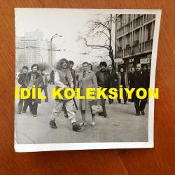 NEJAT UYGUR'UN ORİJİNAL 6'LI FOTOĞRAF SETİ - 18 x 12 cm ve 12 x 12 cm EBADINDA 6 ADET FOTOĞRAF - SİYAH & BEYAZ - NEJAT UYGUR BAŞINDA PERUK, SAVAŞÇI KOSTÜMÜ ve KILICIYLA CADDELERDE DOLAŞIP HALKIN ARASINDA YÜRÜRKEN ÇEKİLMİŞ 6 FARKLI KARE, 17 ARALIK 1974