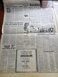 Hürriyet Gazetesi - 30 Eylül 1960 - Demokrat Parti Kapatıldı - İdamları Talep Edilen 43 Kişinin İsmi Açıklandı - Demokrat Parti'nin Kapatılma Sebebi Parti Tüzüğüne Aykırı Olarak Kongre Yapmamak - Hekimliği Sosyalize Edecek Tasarı Hazır - Brigitte Bardot İntihara Teşebbüs Etti - Gangster Nail Sivri 20 Yıla Mahkum Oldu - Demokrat Parti'nin 15 Yıllık Macerası - Kıskançlık Fırtınası His Romanı Yazan Gene D'olive Yazı Dizisi - İstanbul Ankara Radyosu Programı - Dedektif Nik'in Maceraları Çizgi Roman - Kurudu Meclis İçin Yapılacak İntihar Şekli Etrafında İki Misal Yazan Operatör Emin Erkulseyitoğlu - Özcan Tekgül Turkuaz Gazinosunda - Yeni Telefon Rehberinde 5 Milyon Harf Ve Rakam Var - Türkiye Bulgaristan Kürek Milli Teması Pazara Yapılıyor - Feriköy Dün Gitti Galatasaray Ve Beşiktaş Bugün Gidiyor - Fenerbahçe Bahia İle Yarın Oynuyor - Galatasaraylılar Dün Cezaevinde Metin Oktay'ı Ziyaret Etti - Fatoş Çizgi Roman - Gökler Hakimi Gordon Çizgi Roman - Güngörmüşler Çizgi Roman - Nilüfer