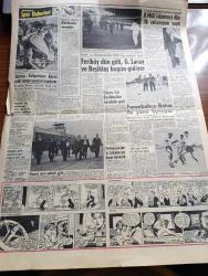Hürriyet Gazetesi - 30 Eylül 1960 - Demokrat Parti Kapatıldı - İdamları Talep Edilen 43 Kişinin İsmi Açıklandı - Demokrat Parti'nin Kapatılma Sebebi Parti Tüzüğüne Aykırı Olarak Kongre Yapmamak - Hekimliği Sosyalize Edecek Tasarı Hazır - Brigitte Bardot İntihara Teşebbüs Etti - Gangster Nail Sivri 20 Yıla Mahkum Oldu - Demokrat Parti'nin 15 Yıllık Macerası - Kıskançlık Fırtınası His Romanı Yazan Gene D'olive Yazı Dizisi - İstanbul Ankara Radyosu Programı - Dedektif Nik'in Maceraları Çizgi Roman - Kurudu Meclis İçin Yapılacak İntihar Şekli Etrafında İki Misal Yazan Operatör Emin Erkulseyitoğlu - Özcan Tekgül Turkuaz Gazinosunda - Yeni Telefon Rehberinde 5 Milyon Harf Ve Rakam Var - Türkiye Bulgaristan Kürek Milli Teması Pazara Yapılıyor - Feriköy Dün Gitti Galatasaray Ve Beşiktaş Bugün Gidiyor - Fenerbahçe Bahia İle Yarın Oynuyor - Galatasaraylılar Dün Cezaevinde Metin Oktay'ı Ziyaret Etti - Fatoş Çizgi Roman - Gökler Hakimi Gordon Çizgi Roman - Güngörmüşler Çizgi Roman - Nilüfer