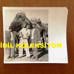 NEJAT UYGUR'UN ORİJİNAL 3'LÜ FOTOĞRAF SETİ - 13,5 x 12 cm ve 14 x 9 cm EBADINDA 3 ADET FOTOĞRAF - SİYAH & BEYAZ - NEJAT UYGUR DEVEYE BİNERKEN ÇEKİLMİŞ 3 FARKLI KARE