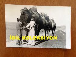 NEJAT UYGUR'UN ORİJİNAL 3'LÜ FOTOĞRAF SETİ - 13,5 x 12 cm ve 14 x 9 cm EBADINDA 3 ADET FOTOĞRAF - SİYAH & BEYAZ - NEJAT UYGUR DEVEYE BİNERKEN ÇEKİLMİŞ 3 FARKLI KARE