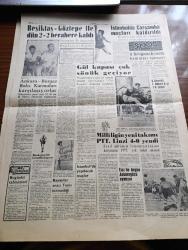Ulus Gazetesi - 7 Ağustos 1960 - Rakamlar Ve Ötesi Yazan Yakup Kadri Karaosmanoğlu Köşe Yazısı - Milli Savunma Bakanlığı Tebliğde Yayınladı - Emekliye Sevk Nisbeti Binbaşılarda Yüzde 10 15 - Genelkurmay Başkanı Cevdet Sunay Orduya Mesaj Gönderdi -  Basın Teşkilatı Düzene Konuyor - Basın Yayın Ve Turizm Bakanı Zühtü Tarhan - 10. Kore Tugayının İlk Kafilesi Geliyor - Fahri Korutürk Moskova'da - Profesör Ahmet Şükrü Esmer Moskova'da - Türk Köylüsü İle Nasıl Konuşmalı Yazan Bülent Ecevit Köşe Yazısı - Tuslog Kumandanı Bayan Hanry C. Newcomer Gazetecilere Bir Kokteyl Verdi - Duman Var Ateş Yok Yazan Germaine Ve Jacques Decrest Yazı Dizisi - Lumumba Güvenlik Konseyine Katılmak İçin New York'a Gitti - İstanbul'da Bir Yolsuzluk Olayı Daha Meydana Çıktı - Afrika'da Fildişi Sahili Bağımsızlığa Kavuşuyor - Olur Mu Böyle Olur Mu Kardeş Kardeşi Vurur Mu Yazanlar Altan Öymen Onur Öymen Yazı Dizisi - Gül Kupası Çok Sönük Geçiyor - Beşiktaş Göztepe İle 2 2 Berabere Kaldı - İstanbul'da Çarşamba Maçları