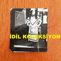 NEJAT UYGUR'UN EŞİ NECLA UYGUR'UN ORİJİNAL 3'LÜ FOTOĞRAF SETİ - 18 x 6 cm, 12 x 6 cm ve 6 x 5 cm EBADINDA 3 ADET FOTOĞRAF - SİYAH & BEYAZ - NECLA UYGUR APAÇİ KOSTÜMLERİYLE OYUN SERGİLERKEN ÇEKİLMİŞ 5 FARKLI KARE (3 FOTOĞRAFIN İÇİNDE) - 23 EKİM 1971