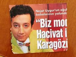 NEJAT UYGUR'UN DERGİDEN KESİLME FOTOĞRAFI - 16 x 14 cm EBADINDA - NEJAT UYGUR, EŞİ NECLA UYGUR ve OĞULLARI SÜHEYL & BEHZAT UYGUR'UN YER ALDIĞI GÜZEL BİR KARE - UYGUR AİLESİ BAHRİYELİ KIYAFETLERİYLE