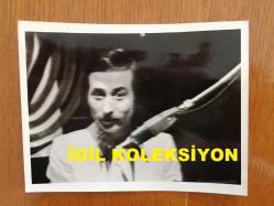 PİYANİST ŞANTÖR YAVUZ ÖZIŞIK'IN ORİJİNAL FOTOĞRAFI - 12 x 9 cm EBADINDA - SİYAH & BEYAZ - YAVUZ ÖZIŞIK BİR TELEVİZYON PROGRAMINDAYKEN ÇEKİLMİŞ BİR KARE