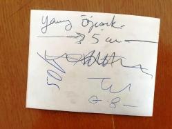 PİYANİST ŞANTÖR YAVUZ ÖZIŞIK'IN ORİJİNAL FOTOĞRAFI - 12 x 9 cm EBADINDA - SİYAH & BEYAZ - YAVUZ ÖZIŞIK BİR TELEVİZYON PROGRAMINDAYKEN ÇEKİLMİŞ BİR KARE