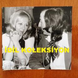 PİYANİST ŞANTÖR YAVUZ ÖZIŞIK'IN ORİJİNAL FOTOĞRAFI - 12 x 11 cm EBADINDA - SİYAH & BEYAZ - YAVUZ ÖZIŞIK ve SEVGİLİSİ SEVGİ HANIM'IN BİR YEMEK MASASINDAYKEN İLK KEZ BİRLİKTE ÇEKİLEN FOTOĞRAFLARI