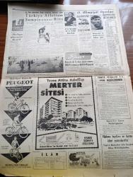 Cumhuriyet Gazetesi - 1 Ağustos 1960 - Tarih Önünde İmtihan Yazan Feridun Ergin Köşe Yazısı - Her Yıl 10 Dershaneli 76 Okula İhtiyacımız Var - Her Yıl Yalnız Orta Öğretimde 30 Bin Öğrenci Okul Çağına Giriyor - Eğitim Milli Raporu Bakanlıkça Yayınlandı - Cemal Gürsel Yarın İstanbul'a Geliyor - İstanbul Emniyet Teşkilatı Üç Ayrı Bölgeye Ayrılıyor - Gençlik Güney İllerinde Hatay İçin Mitingler Yapmak İstiyor - Üniversiteliler Ali Fuat Başgil'in Durumu İçin Senatoya Müracaat Ettiler - Sabah Şarkısı Yazan Taylor Caldwell Yazı Dizisi - Taassubun Uyandırdığı Tepkiler Yazan Hasan Ali Yücel Köşe Yazısı - Güney Kore Seçimlerinde Karışıklık Devam Ediyor - Birleşmiş Milletler İle Kongo Arasında Görüş Ayrılığı Belirdi - Şam'da Bir İsrail Casusu yakalandı - İngiltere'de Caz Festivali Karışıklık İçinde Geçti - Koruyucu Melekler Aşkın Gözleri Çizgi Roman - Resimli Roman Başkasının Günahı Çizen Yves Sayol - Katil Kim Yazan Geo Duvic Yazı Dizisi - 17. Olimpiyat Oyunları - Türkiye Atletizm Şampiyonası