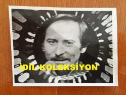 PİYANİST ŞANTÖR YAVUZ ÖZIŞIK'IN ORİJİNAL FOTOĞRAFI - 12 x 9 cm EBADINDA - SİYAH & BEYAZ - YAVUZ ÖZIŞIK BİR TELEVİZYON PROGRAMINDAYKEN ÇEKİLMİŞ BİR KARE